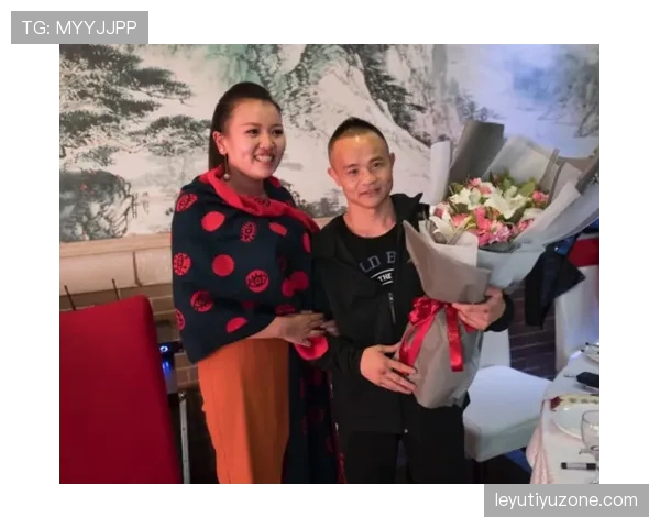 熊朝忠发张日常照我就笑场——一杯咖啡像定制珠宝，我还在喝速溶
